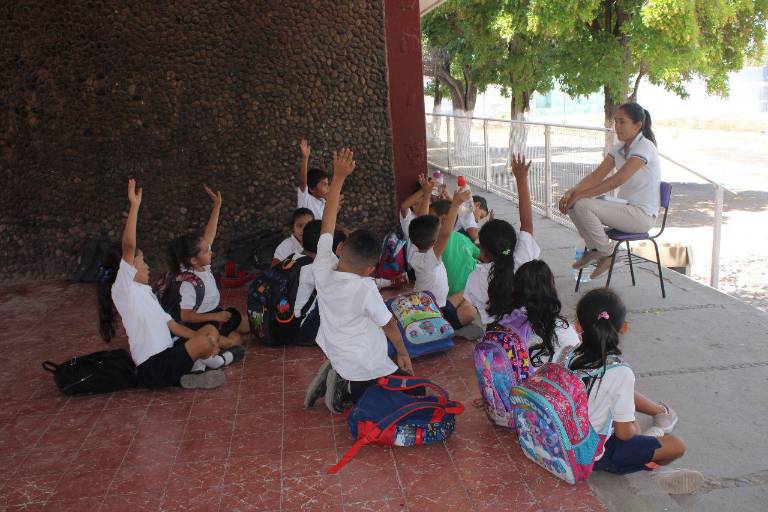En primaria de Escuinapa se salen de las aulas para tomar sus clases
