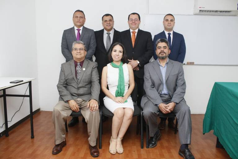 Obtienen grado de Maestros