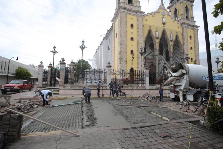 Construyen otro paso peatonal elevado en Mazatlán, ahora afuera de Catedral