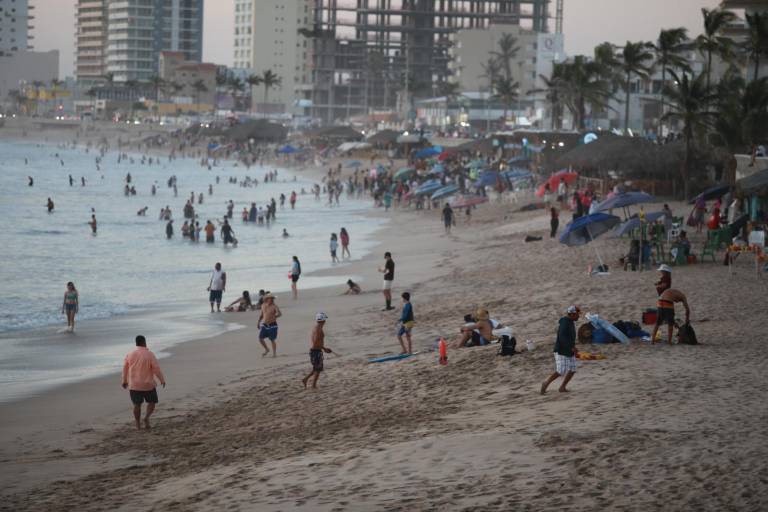 Turistas nacionales ignoran recomendaciones y se meten alcoholizados al mar: SSPM