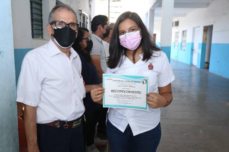 Le dicen adiós a la secundaria alumnos de la Escuela Nocturna José C.Valadés