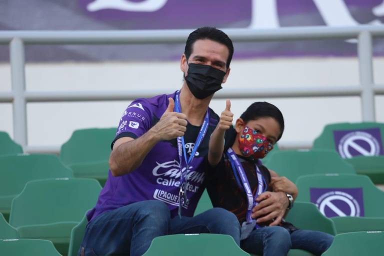 Aficionados asisten con sus niños al partido de futbol en el Kraken