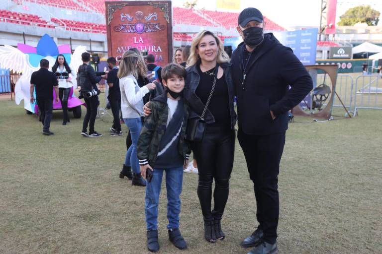 Scarleth I, Reina Infantil del Carnaval de Mazatlán 2022, recibe su corona