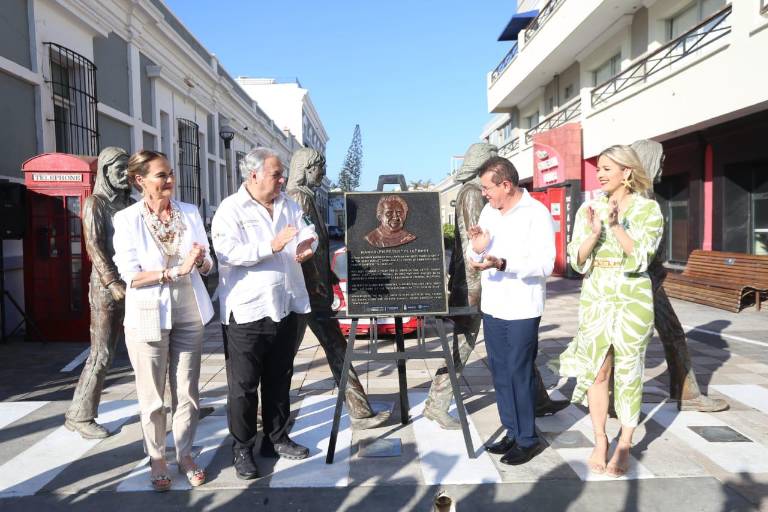 Develan placa en honor a ex baterista de The Beatles en Mazatlán