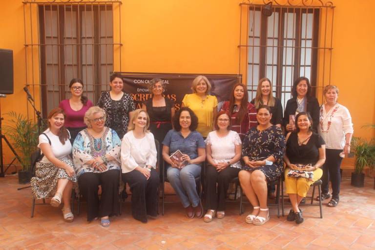 Se reúnen escritoras sinaloenses en Mazatlán