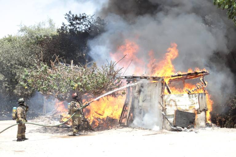 Se incendian dos casas de madera y lámina en la colonia Azteca de Mazatlán