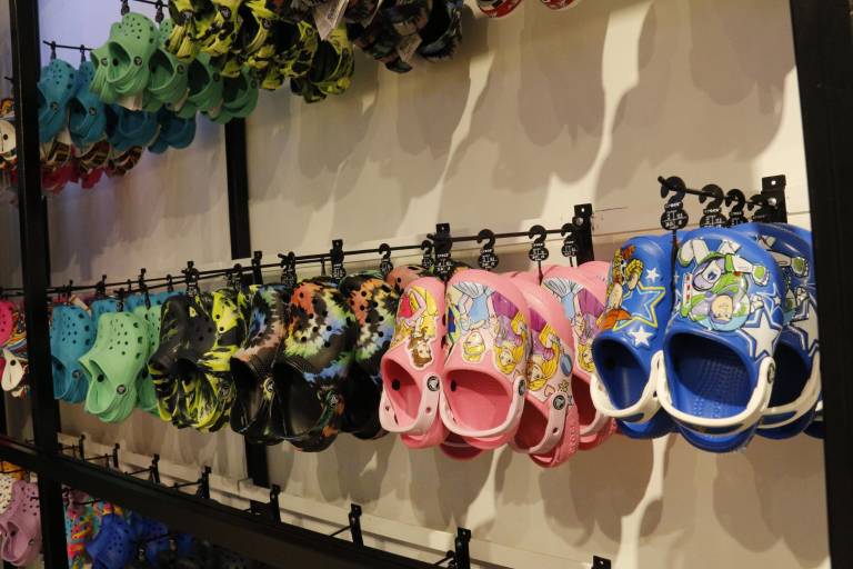 Los Crocs rompen paradigmas en la moda; en Culiacán abren la primera boutique en Plaza Ceiba