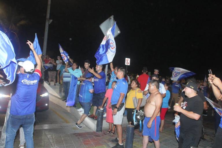 Aficionados en Mazatlán festejan el título del Cruz Azul