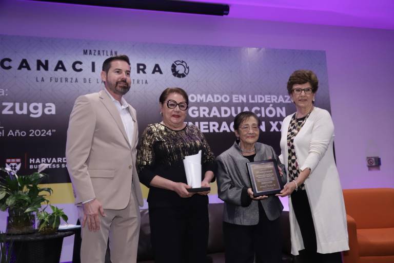 Recibe Esperanza Kazuga galardón nacional a su trayectoria