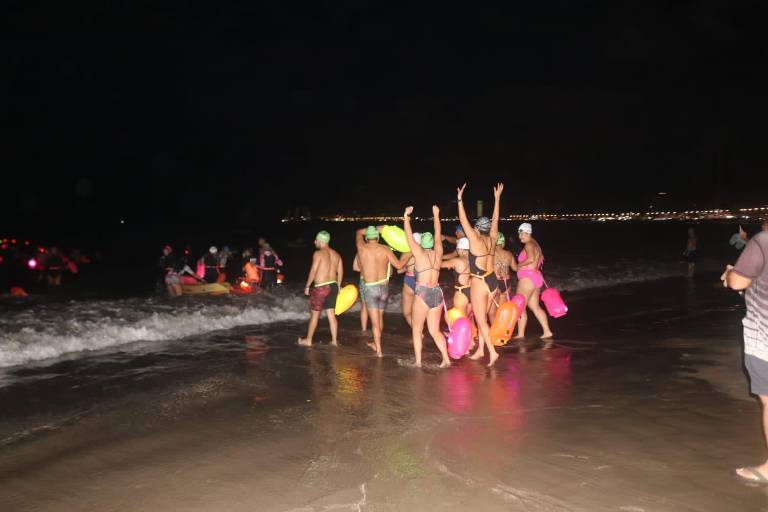 Tienen nadadores aventura nocturna en Playa Norte