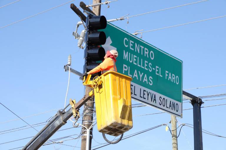 Colocan semáforos en cruceros de la Avenida Gabriel Leyva, en Mazatlán