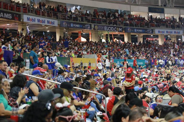 Un ‘carnaval’ se presenció afuera del Teodoro Mariscal en la inauguración de la LMP
