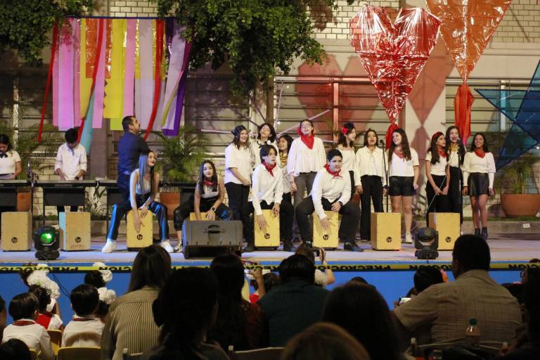 Disfruta la Escuela Activa Integral una divertida noche mexicana