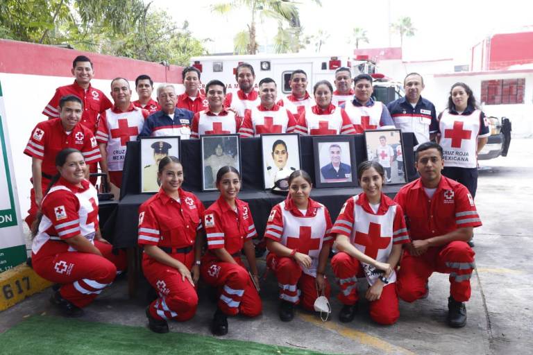 Se gradúan paramédicos de la Cruz Roja en Mazatlán y brindan homenaje a socorristas fallecidos