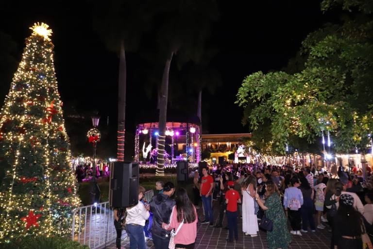 Se enciende la mágica luz de la Navidad en la Plazuela Machado, en Mazatlán