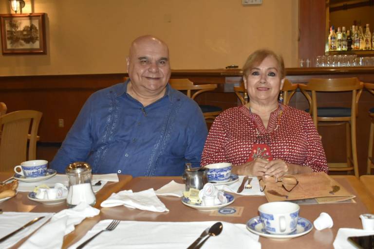 El grupo de amigos de la Prevocacional convive en un desayuno