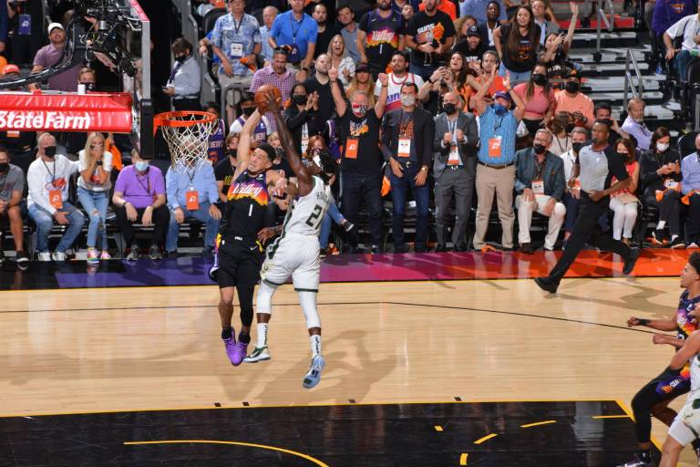 Suns brilla de la mano de Devin Booker y apaga a Antetokounmpo y sus Bucks