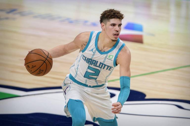 El base LaMelo Ball, de los Hornets, gana el premio de Novato del Año de la NBA