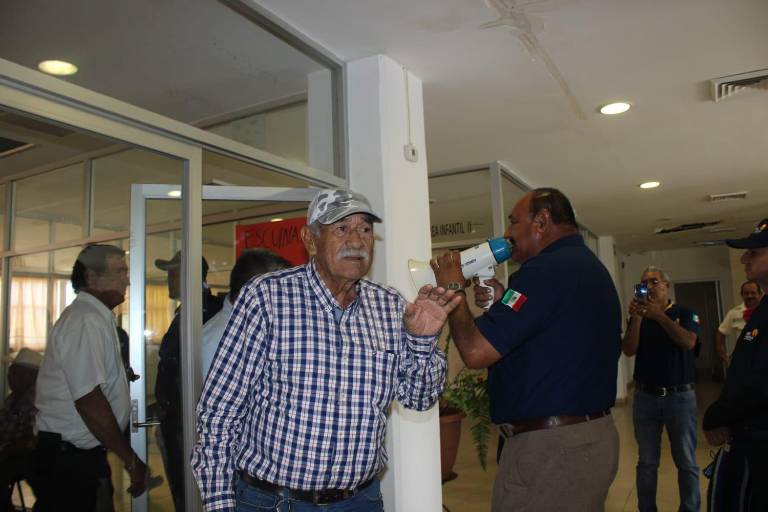 Con megáfono piden a Alcaldesa ganar como policías de Mazatlán o Culiacán