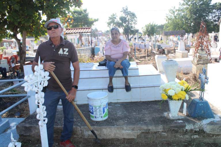 Pedro y Rosa Elena cumplen 46 años visitando a su angelito Pedro Luis
