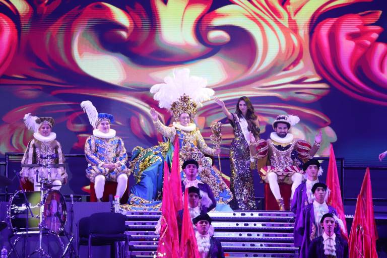 Recibe su corona Héctor II como Rey del Carnaval de Mazatlán 2024