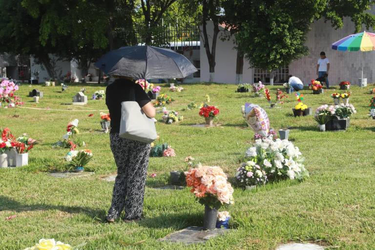 Acuden cientos de personas a visitar a sus ‘angelitos’ a los panteones de Mazatlán