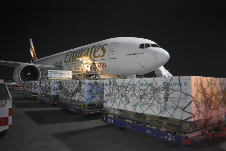 Llegan a México 600 mil dosis de la vacuna Sputnik V