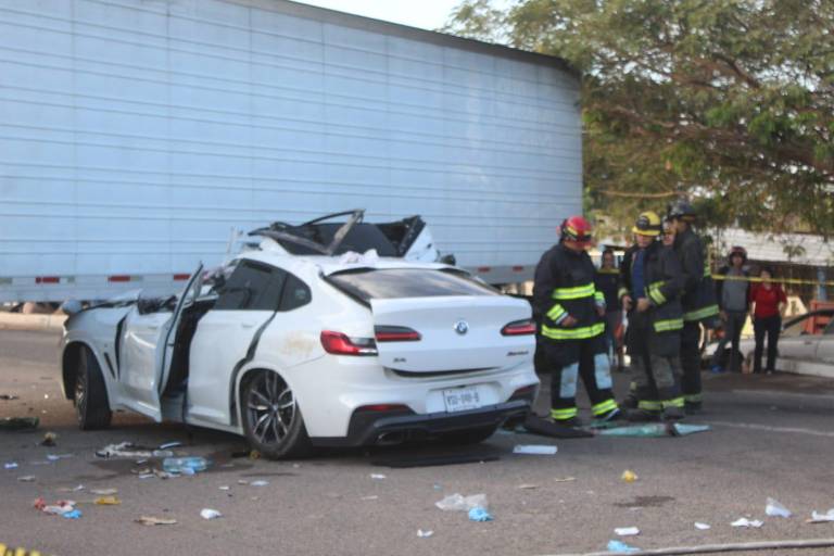 Mujer pierde la vida tras chocar automóvil contra tráiler, al norte de Culiacán