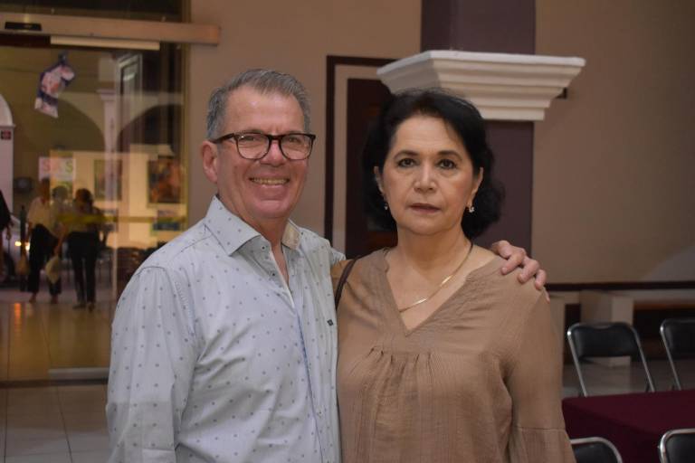 Acompañan a Cecilia Pablos en la presentación de su libro ‘Galbare’