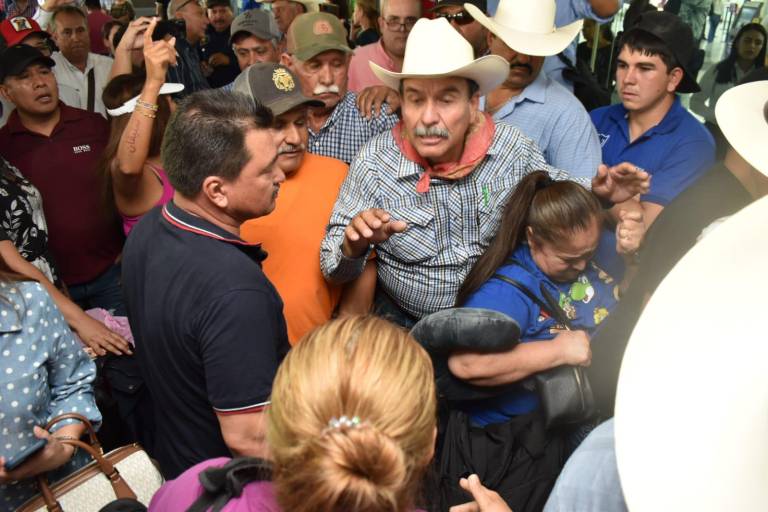 Toma del Aeropuerto de Culiacán enfrenta a manifestantes y pasajeros