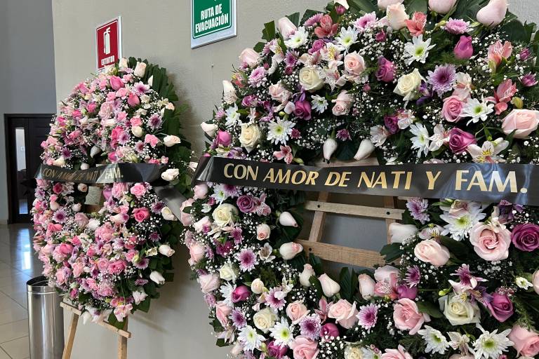 Entre flores y sus peluches favoritos, familiares despiden a niñas asesinadas en Badiraguato