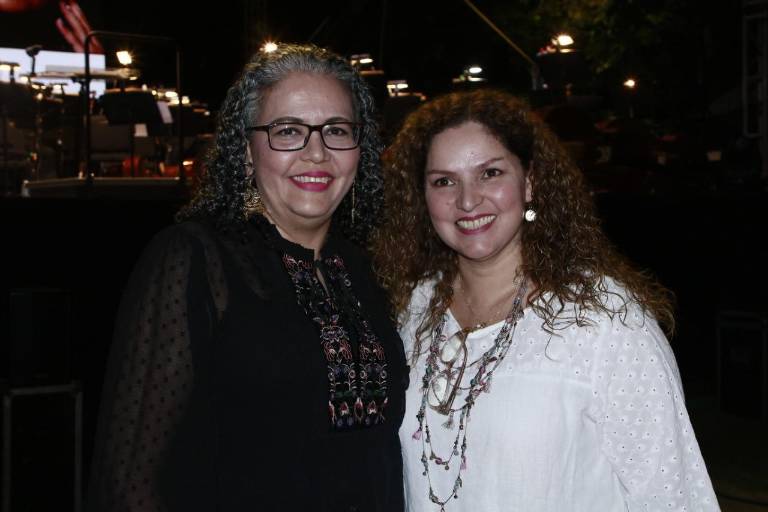 Cantan y bailan culiacanenses junto a Eugenia León y la OSSLA