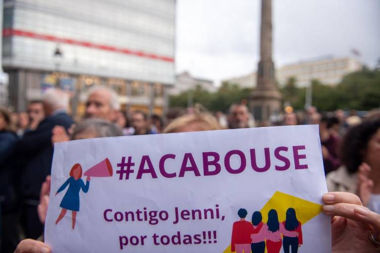 Protestan en España por caso Luis Rubiales, a quien piden renuncie