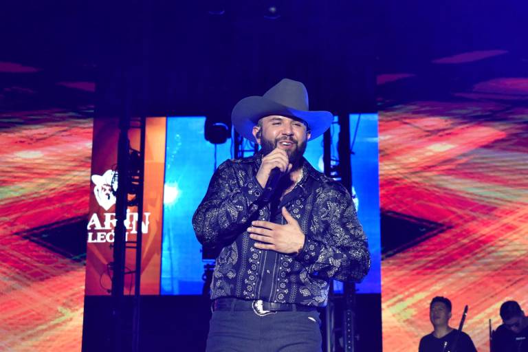 Disfrutan culiacanenses el espectáculo de Carin León en el Estadio de Los Tomateros