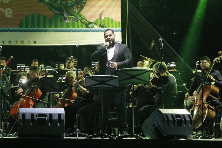 Familias enteras viven una gran fiesta sinaloense