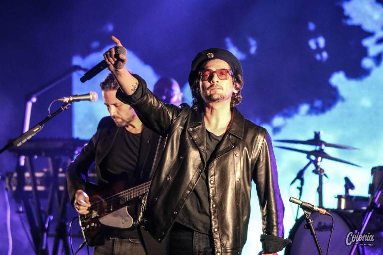Golpean y discriminan a León Larregui en París
