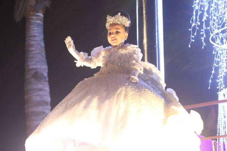 Mazatlecos y visitantes gozan del primer desfile de Carnaval 2022