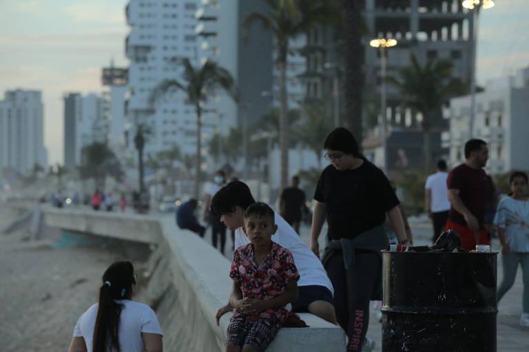 El cubrebocas debe usarse todo el día en bares, antros, centros nocturnos y el malecón de Mazatlán, dice el Gobierno municipal