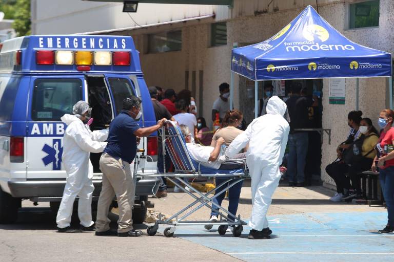 Al IMSS Mazatlán llegan tanques de oxígeno por paquetería, detrás, pacientes graves de Covid-19... y las carrozas fúnebres a la espera