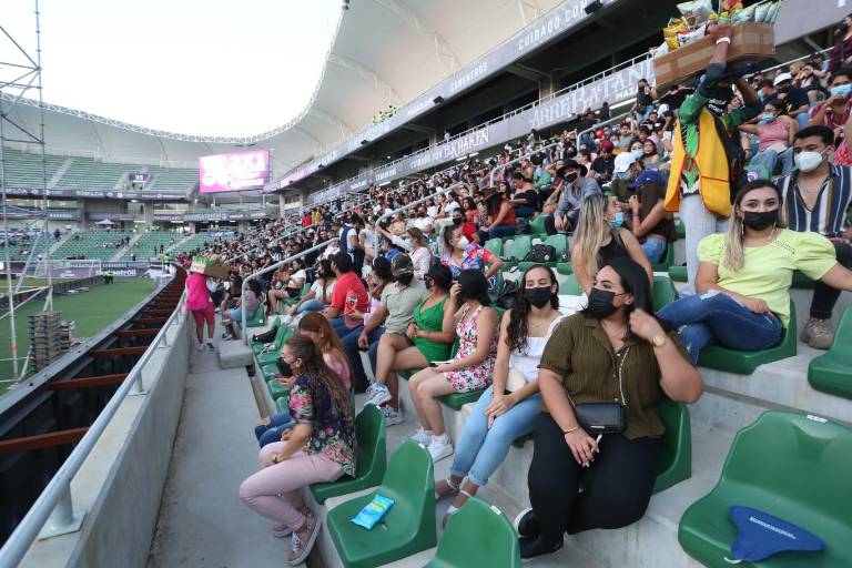 Todo listo para el concierto de Christian Nodal; mujeres, la mayor parte de asistentes