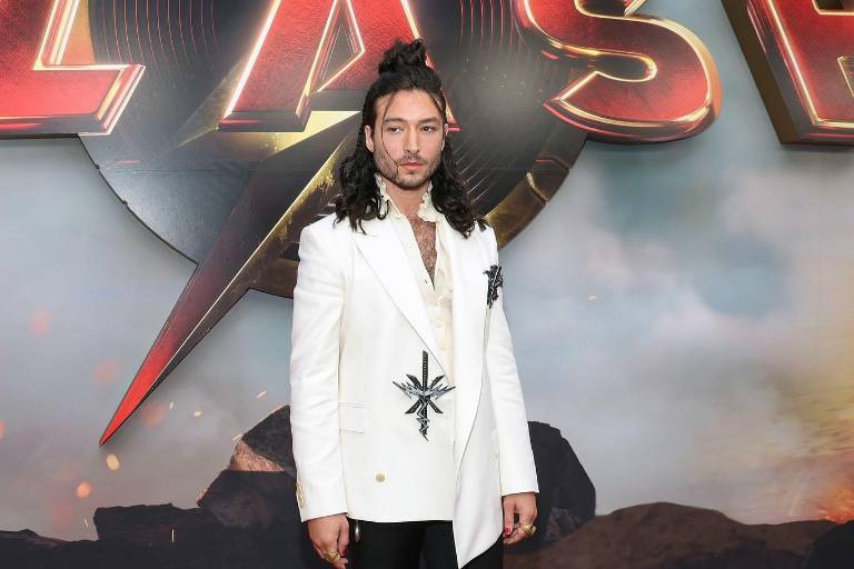 Tras escándalos, reaparece Ezra Miller en el estreno de ‘The Flash’