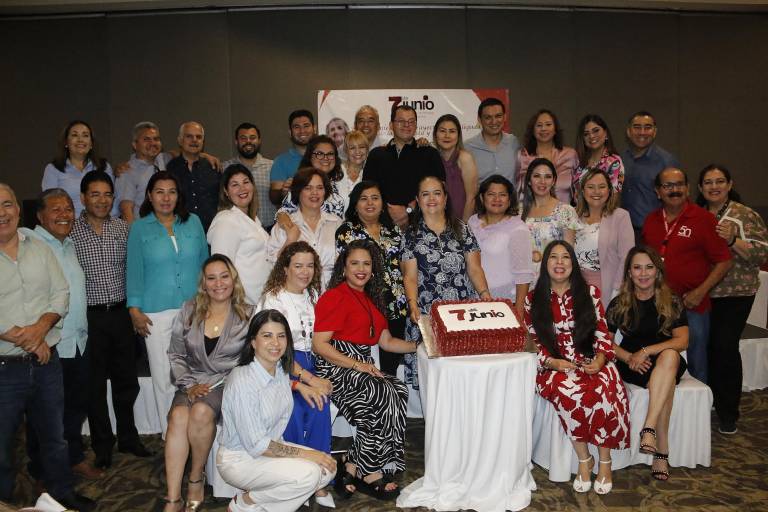 Celebran periodistas a la maestra ‘Techa’ en el Día de la Libertad de Expresión