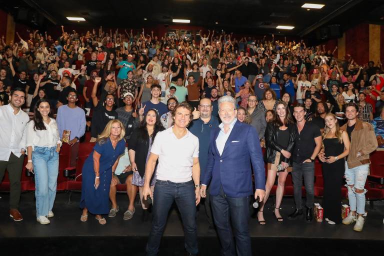 Sorprende Tom Cruise a fans durante la proyección de ‘Mission Impossible 7’