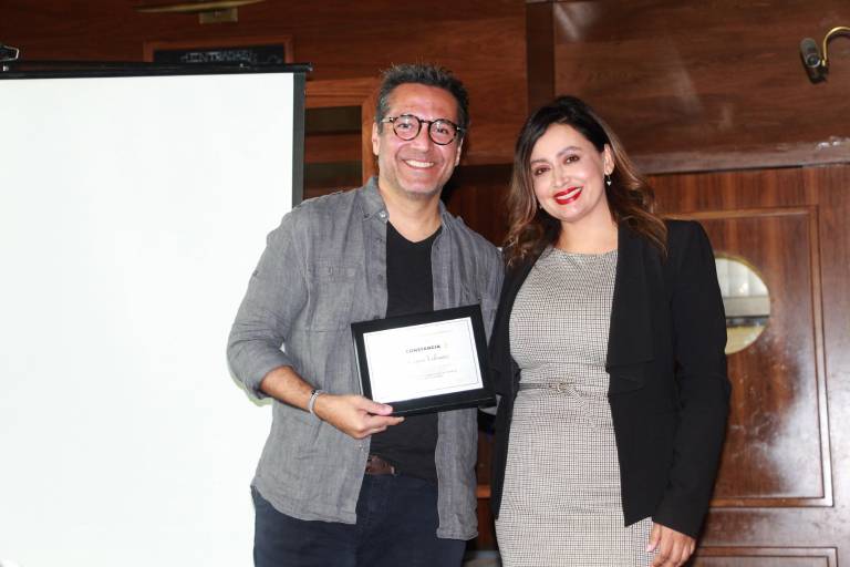 Con visión empresarial, comparte su experiencia