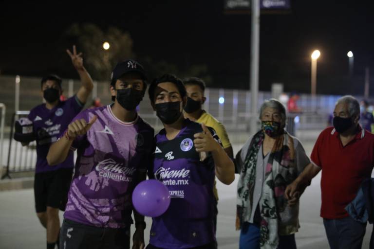 Disfrutan porteños del encuentro de Mazatlán FC y Chivas en el Kraken