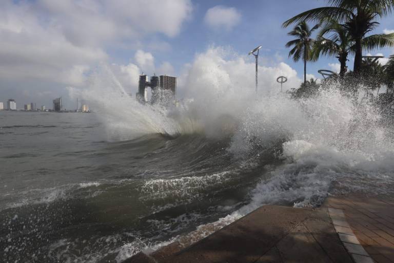 Registran playas de Mazatlán fuerte oleaje y obliga a resguardar pangas y mobiliario