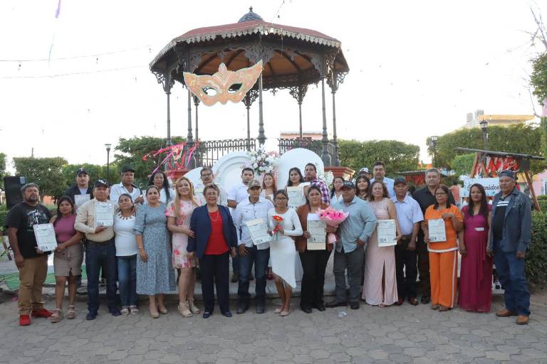 Se unen 14 parejas en boda colectiva en Rosario