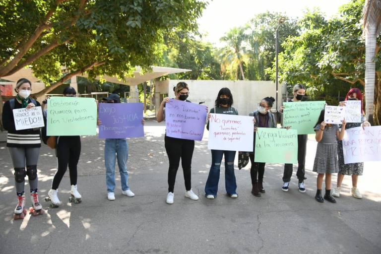 Mujeres se manifiestan en el Jardín Botánico por caso de abuso sexual cometido en las instalaciones