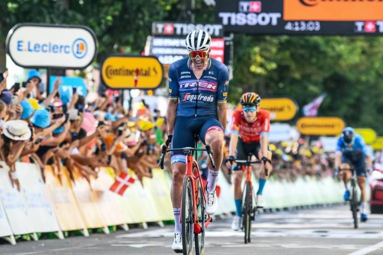 Mads Pedersen es juez, jurado y verdugo en etapa 13 del Tour de Francia