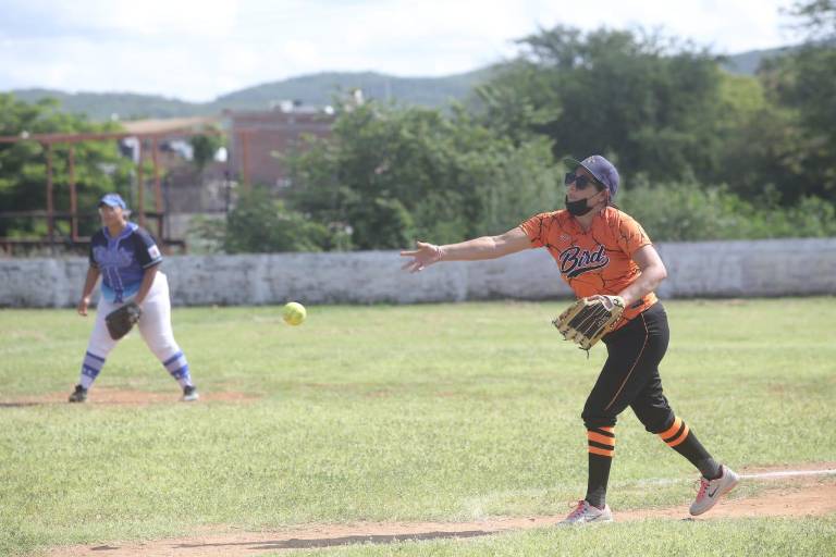 Potras pega primero en la Liga Novatas de Softbol del Club Chololos